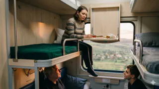 К столику в плацкарте больше не пустят: в новых вагонах их придумали прямо сверху - как теперь будем ездить