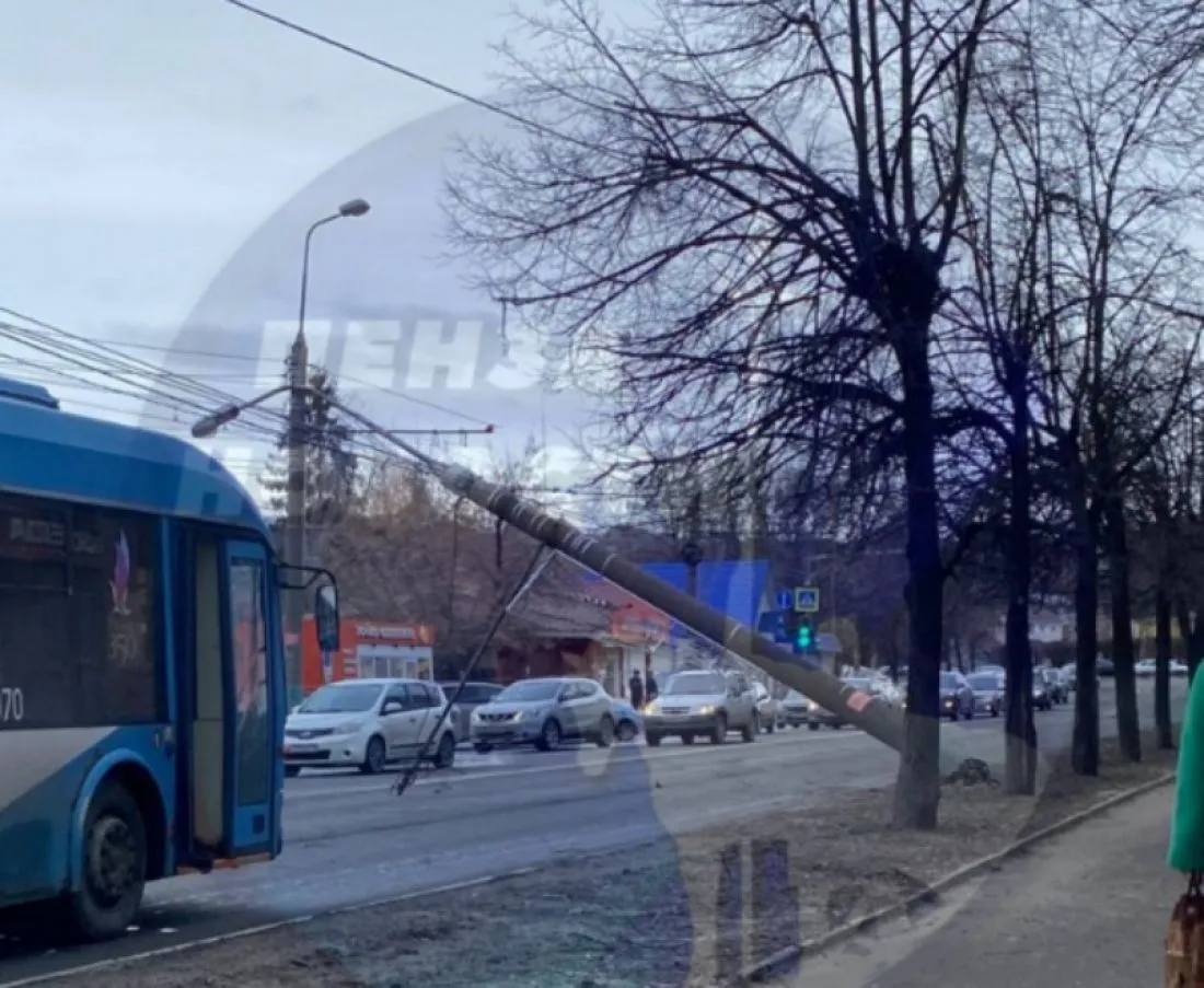 В Пензе на улице Суворова упал столб, повредив провода