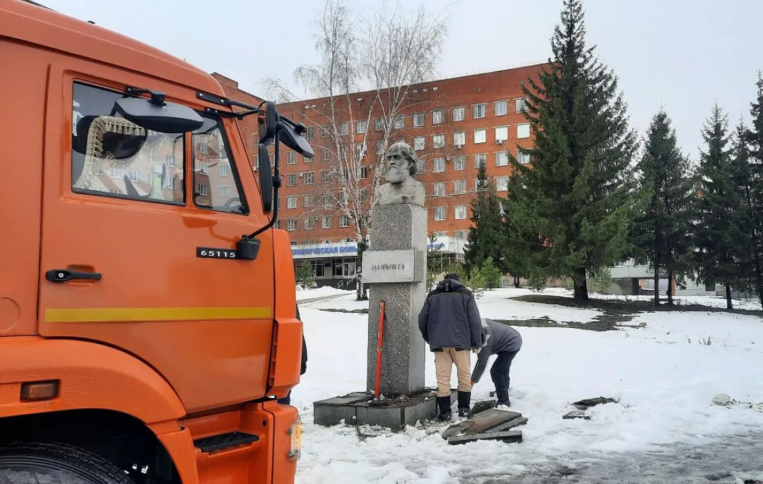 В Пензе перенесли бюст выдающегося терапевта Захарьина