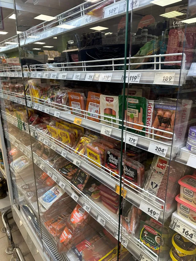 Сплошной крахмал и чуть-чуть мяса: Роскачество назвало марки сосисок, производители которых работают вопреки ГОСТу