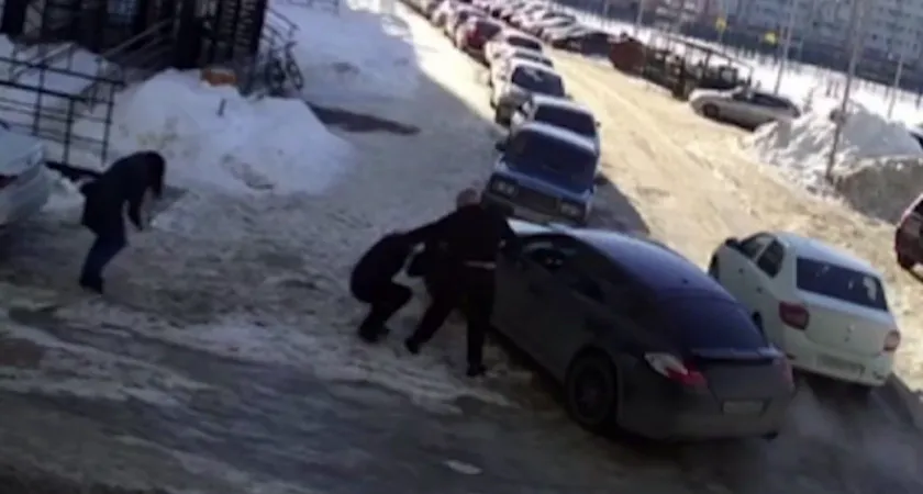 В Пезе водитель Porsche Panamera ударил пешехода в лицо