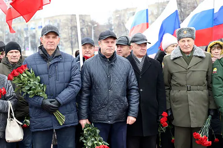 Пензенцы возложили цветы к Вечному огнь в честь Дня Неизвестного солдата