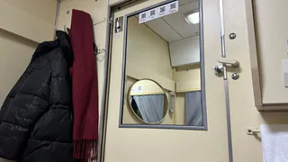 Еду в СВ один — и вдруг стук в дверь: просят подселить бабушку из плацкарта — рассказываю, что ответил и чем всё закончилось