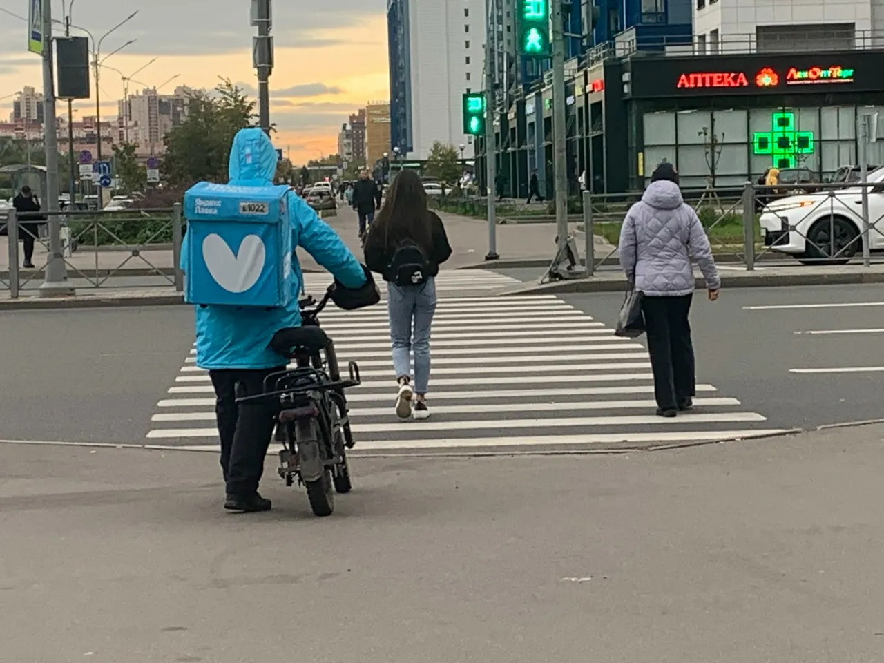 Ждал, как учили, — всё равно нарушил: странный нюанс ПДД на пешеходном переходе