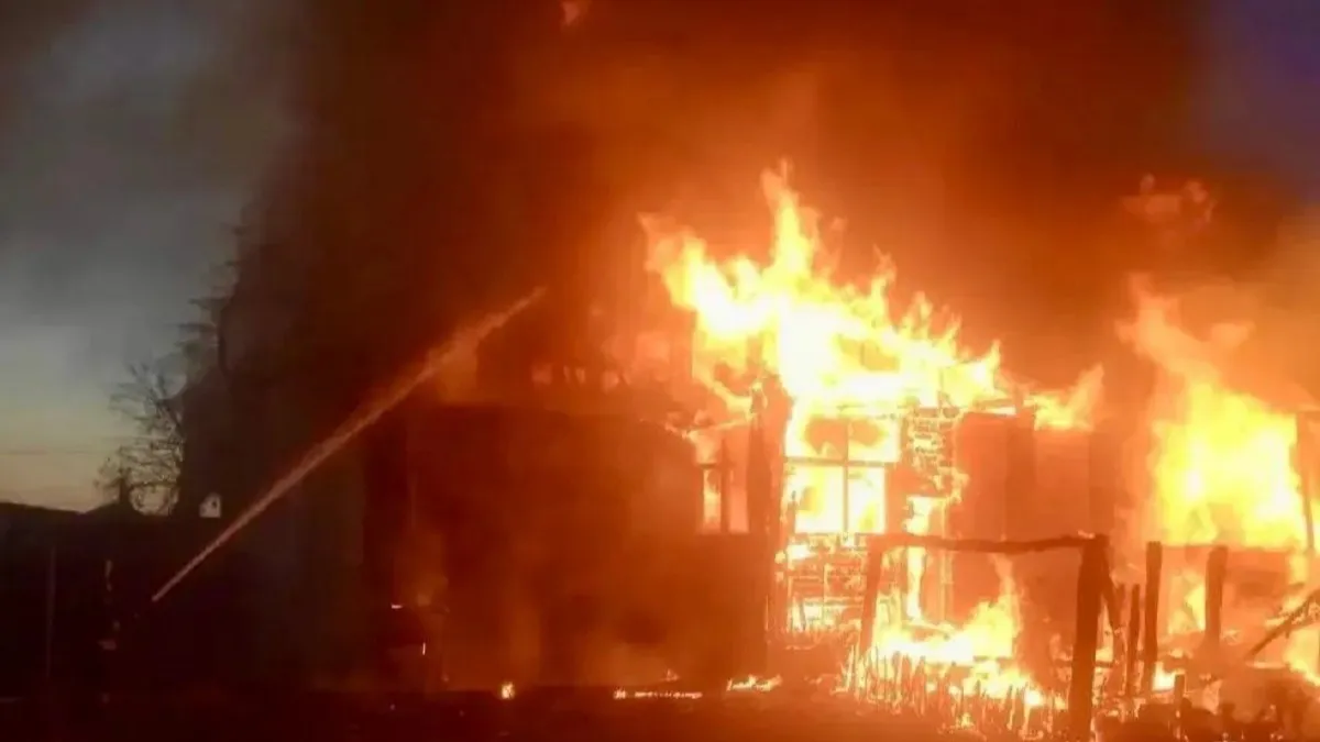 Пожар в Никольске: огонь уничтожил кровлю дома и надворную постройку