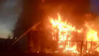 Пожар в Никольске: огонь уничтожил кровлю дома и надворную постройку