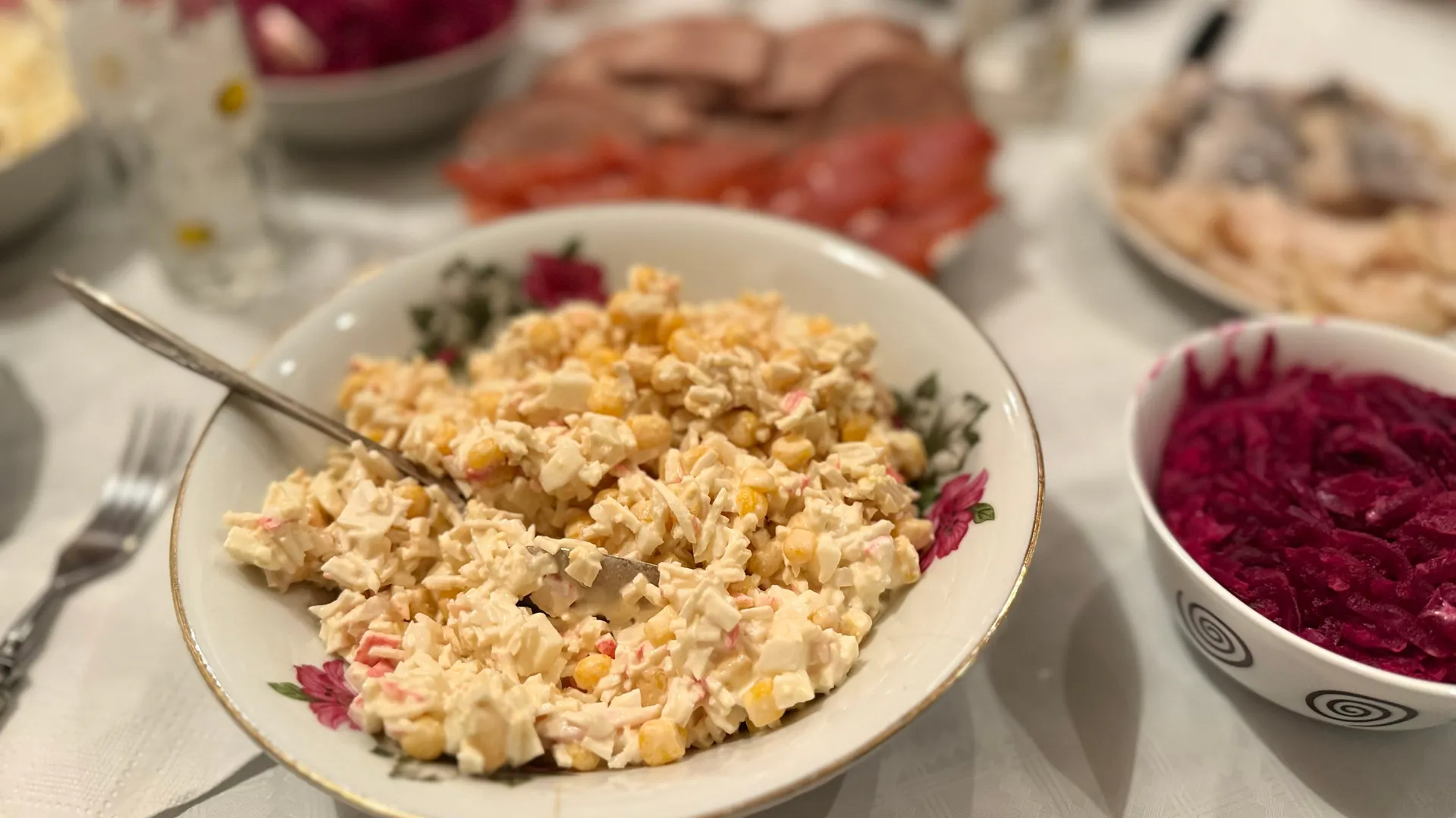 Состав у этого салата неожиданный, но вкус — нежнейший: новый рецепт с крабовыми палочками для праздничного стола