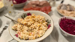 Состав у этого салата неожиданный, но вкус — нежнейший: новый рецепт с крабовыми палочками для праздничного стола