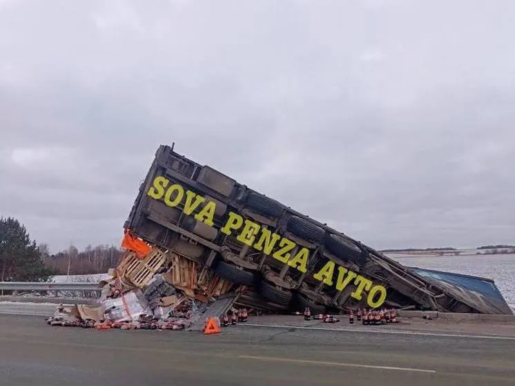Грузовик с лимонадом попал в аварию под Пензой