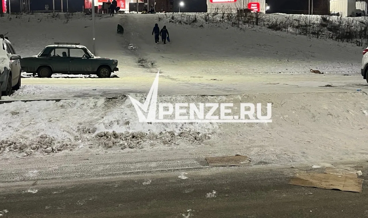 В Терновке местная детвора раскатала опасную горку
