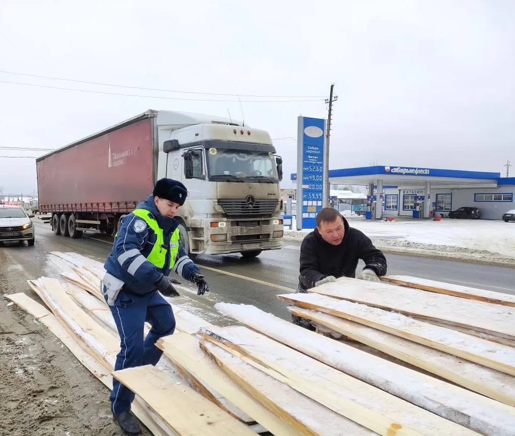 Сотрудники Госавтоинспекции Бессоновского района помогли водителю грузовика на трассе М5 «Урал»