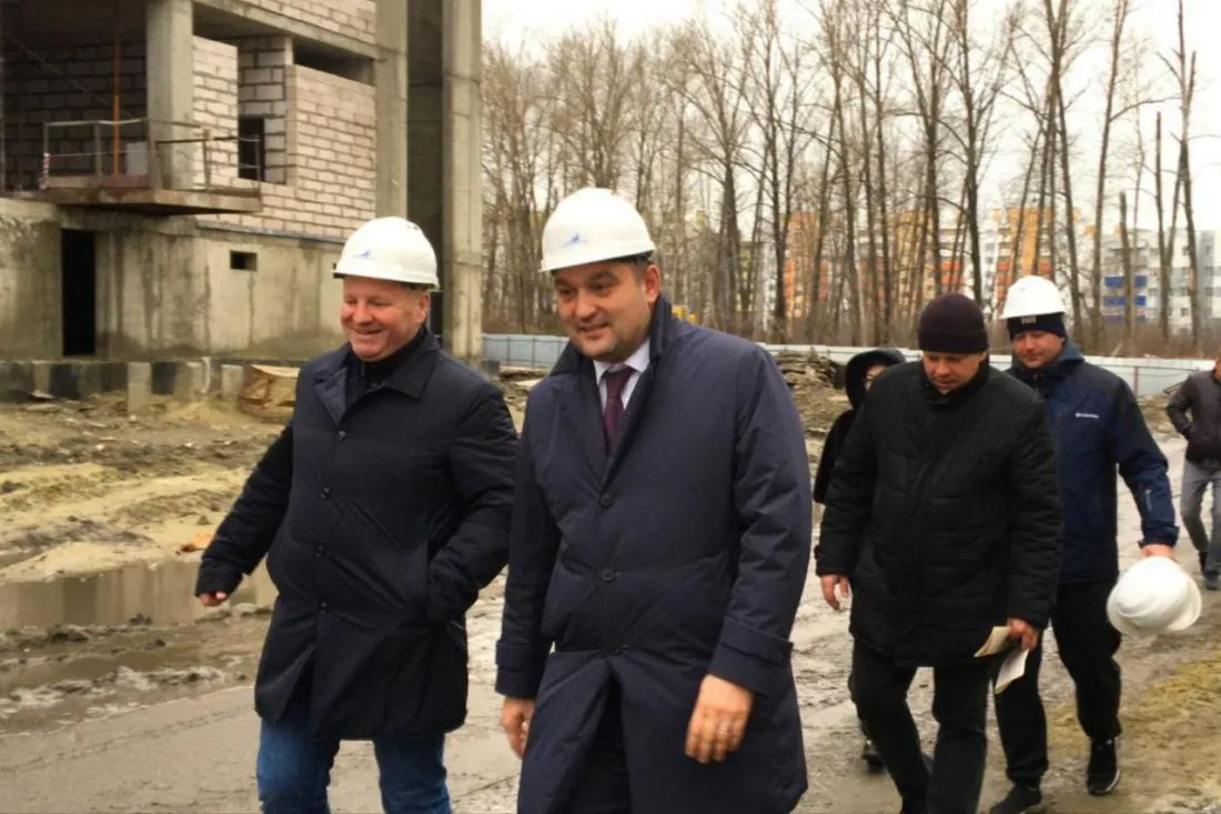 В Заре ход строительства школы проверил министр образования Пезенской области