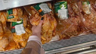 Избавляюсь от "химии" в покупном мясе и курицы всего за 1 минуту - легкая хитрость