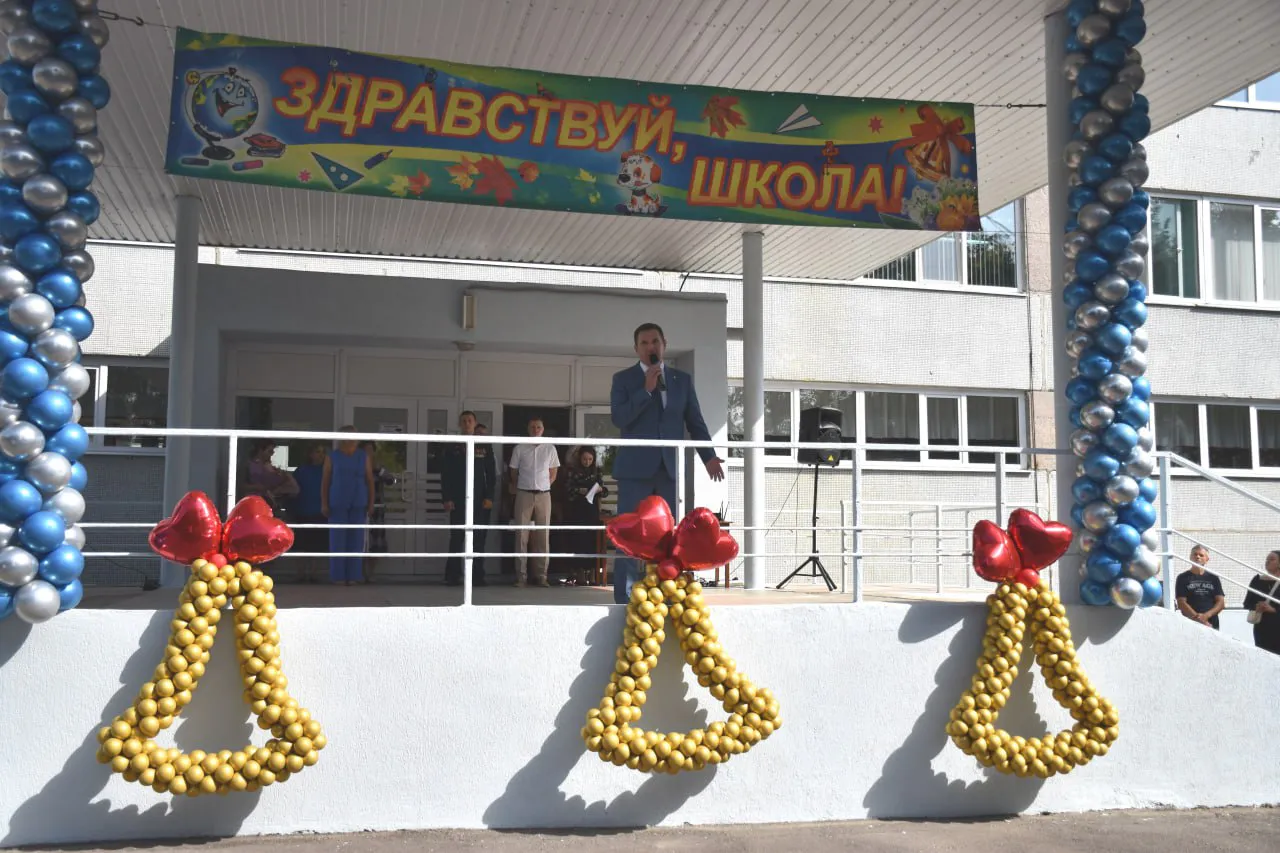 Олег Денисов побывал на школьных линейках в День знаний