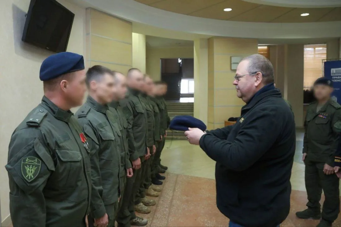 Олег Мельниченко наградил бойцов СОБР "Агат" беретами за отличие в испытаниях
