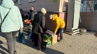 Чем бедные и глупые женщины сразу же себя выдают: 1 привычка, от которой нужно избавиться