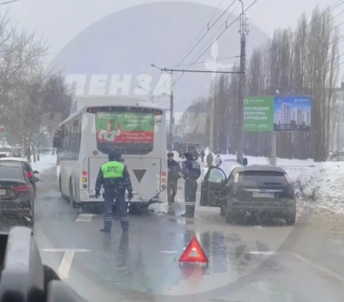 В Пензе автобус сбил выходившего из авто таксиста