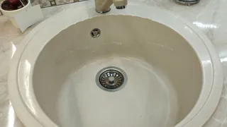 2 стакана и вода больше не стоит в раковине: совет от опытного сантехника - как можно просто и быстро устранить засор и прочистить слив