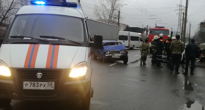 В Пензе спасатели вытащили пассажира из искореженного после ДТП автомобиля