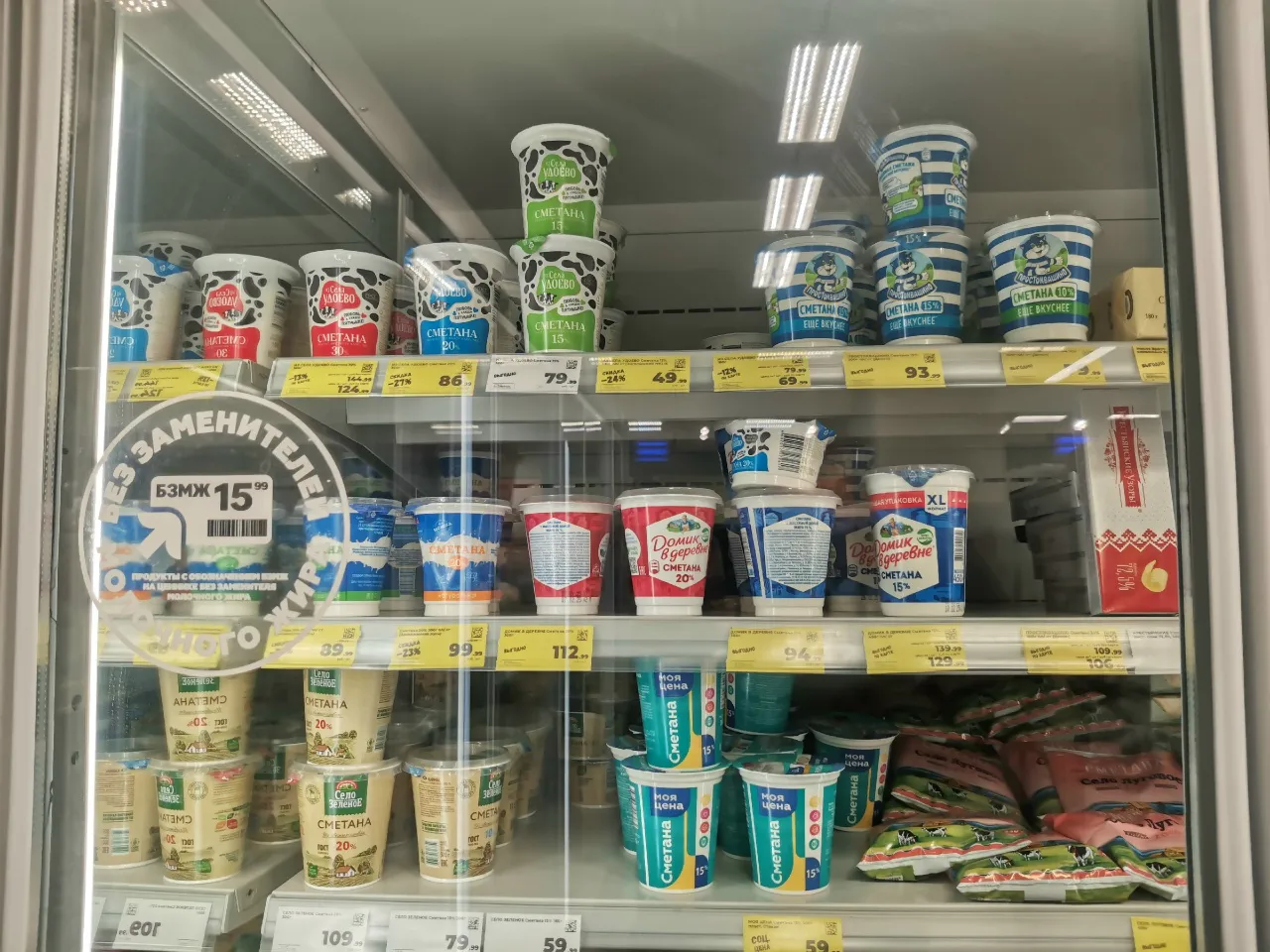 Проверка сметаны раскрыла неприятный факт — несколько популярных продуктов лучше не покупать: рассказываю подробнее