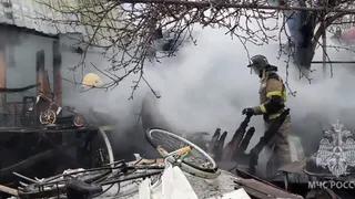 В Пензе на улице Демьяна Бедного вытащили мужчину из горящей бани