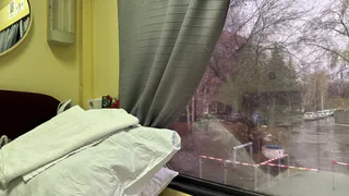 Купила два места в купе, чтобы выспаться: "Пустите бабушку, бессовестная!" — скомандовала проводница и привела аргумент