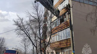 Пожарные эвакуируют жителей дома по ул. Клары Цеткин из-за сильного задымления