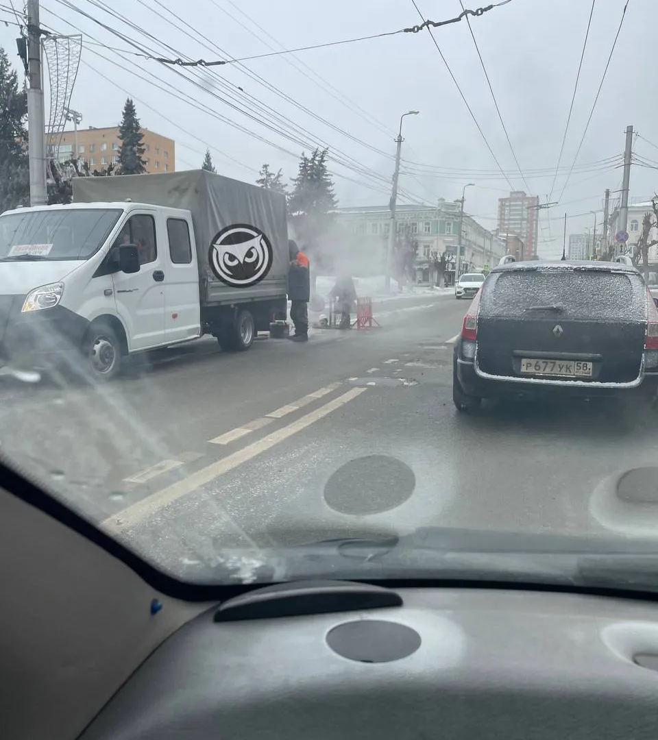 В Пензе на Максима Горького коммунальщики перегородили дорогу автомобилистам