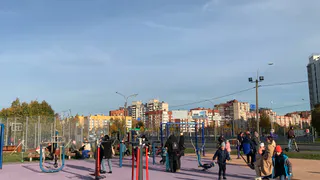 В Кузнецке рабочие продолжают благоустраивать детскую спортплощадку