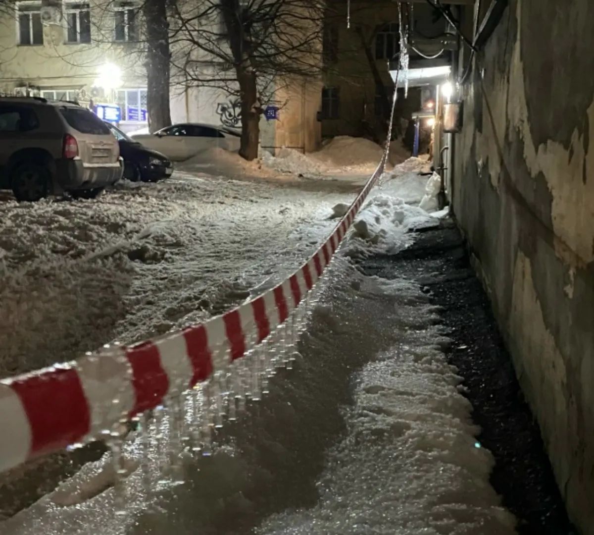 В Пензе прокуратура обязала УК убрать опасную наледь с крыши дома