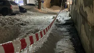В Пензе прокуратура обязала УК убрать опасную наледь с крыши дома